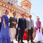 El candidato José Luis Sanz (PP), junto al líder del PP, Alberto Núñez Feijóo, y el presidente de la Junta, Juanma Moreno, en la Feria de Abril.