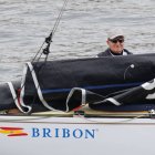 El Rey Juan Carlos embarcando en 'El Bribón' en el Real Club Náutico de Sansenxo.