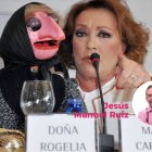 Mari Carmen con doña Rogelia durante la presentación de su libro.