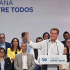 El presidente del Partido Popular, Alberto Núñez Feijóo, clausura un acto en el Teatro Olimpia, a 27 de abril de 2023, en Huesca.