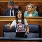 La ministra de Derechos Sociales y secretaria general de Podemos, Ione Belarra, interviene en el Congreso con la camiseta con la foto del hermano de Isabel Díaz Ayuso.