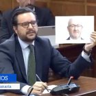 El senador del PP Sergio Ramos Acosta con una foto del Tito Berni