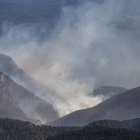 Columnas de humo en el barranco de la Maigmona, donde está ahora el foco más peligroso del incendio forestal