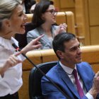 La vicepresidenta segunda y ministra de Trabajo y Economía Social, Yolanda Díaz, y el presidente del Gobierno, Pedro Sánchez.