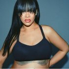 Rihanna embarazada posa con ropa de Savage X Fenty.