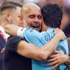 Pep Guardiola abraza a Ilkay Gundogan al final de un partido.