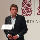 El presidente y candidato del PPCV, Carlos Mazón, en Las Cortes Valencianas tras su reunión con la presidenta de la mesa de Las cortes, Llanos Massó / Sonia García - ESdiario.