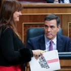 La portavoz del Grupo Plural y de JxCat en el Congreso de los Diputados, Laura Borràs, pasa al lado del presidente del Gobierno, Pedro Sánchez, en el Congreso (año 2020)