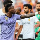 Vinicius Junior señala a la grada durante el partido en Mestalla, señalando a los que le habían llamado mono.