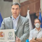 Pedro Sánchez con el presidente de Canarias, Ángel Víctor Torres y el presidente del Cabildo de La Palma, Mariano Hernández Zapata.