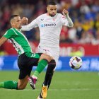 Luiz Felipe, con la camiseta del Betis, disputa un balón con Youssef En-Nesyri en el último derbi sevillano.