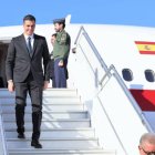 Imagen de archivo del presidente del Gobierno, Pedro Sánchez, saliendo del avión oficial en un reciente viaje a Marruecos