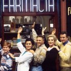 Los protagonistas de Farmacia de guardia junto a Antonio Mercero.