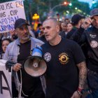 Daniel Esteve al inicio de la manifestación convocada por Desokupa contra Ada Colau en la Plaza Universidad