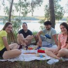 Grupo de jóvenes en el pantano de Sichar, Onda - AYUNTAMIENTO DE ONDA