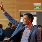 Pedro Sánchez saluda a los presentes en uno de los últimos mítines de la campaña electoral del 28M