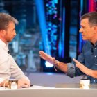 Pablo Motos y Pedro Sánchez durante la entrevista al presidente del Gobierno en 'El hormiguero'.