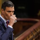 El presidente del Gobierno, Pedro Sánchez, bebe agua durante una sesión plenaria en el Congreso de los Diputados