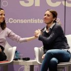 Ione Belarra, líder de Podemos, junto a Irene Montero