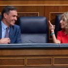 Pedro Sánchez en conversación con Yolanda Díaz en el Congreso