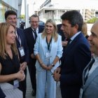 Carlos Mazón, president de la Generalitat, junto a los presidentes de las tres diputaciones, saludando a la nueva presidenta de la FVMP, Rocío Cortés - GVA