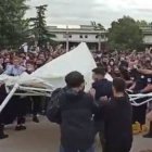 Momento del ataque de los violentos independentistas.