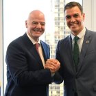 Gianni Infantino, presidente de la FIFA, junto a Pedro Sánchez.