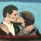 Beso entre Sánchez y Puigdemont obra del artista urbano TVboy