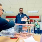 El presidente de Vox, Santiago Abascal, ejerce su derecho a voto en las elecciones del 28M.