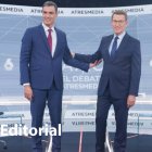 Pedro Sánchez y Alberto Núñez Feijóo antes de iniciar el debate en Antena 3.