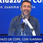 El presentador de 'El Partidazo de COPE', Juanma Castaño, en el momento de la broma con el fútbol femenino del portero del Tardienta.