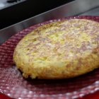 Una tortilla de patatas lista para ser consumida en un bar.