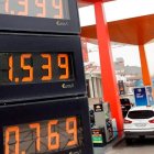 Precios de los carburantes en una gasolinera de Madrid. | Efe