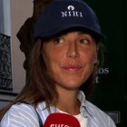 Tamara, con la gorra del lujoso hotel de Indonesia a su llegada a Madrid, mientras en Instagram hace creer que ahora está en la Polinesa Francesa. Europa Press.