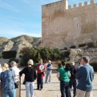 Los cruceristas han visitado el castillo de Petrer, uno de los iconos turísticos del municipio