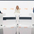 Santiago Abascal (Vox), Yolanda Díaz (Sumar) y Pedro Sánchez (PSOE), momentos antes de iniciar el debate en TVE.