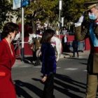 Ayuso saluda al Rey a su llegada al desfile del 12-O.