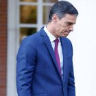 El presidente en funciones del Gobierno y líder del PSOE, Pedro Sánchez, en la entrada de Moncloa.