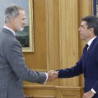 El Rey Felipe VI y el presidente de la Generalitat Valenciana, Carlos Mazón.