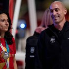 Luis Rubiales, junto a la capitana de la selección, Ivana Andrés, en la llegada del equipo a Madrid.