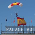 María del Carmen Gómez Hurtado salta con la bandera de España el 12 de Octubre