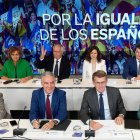 La dirección del PP reunida, junto a los barones territoriales, en la sede del partido