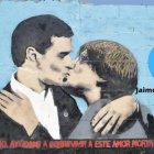 Imagen del mural pintado en Barcelona de Pedro Sánchez y Carles Puigdemont dandose un beso.