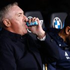 Carlo Ancelotti, tomando uno de sus habituales chicles durante el partido frente al Rayo.