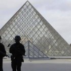 Las medidas de seguridad se han extremado en todo el país. En la imagen, soldados frente a la pirámide del museo