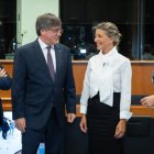 La vicepresidenta, junto al prófugo de la Justicia el pasado día 4 en su encuentro en el Parlamento Europeo