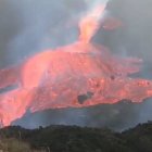 Desborde de la colada de lava en el cono principal. Foto: Involcán