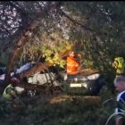 Bomberos rescatan dos coches atrapados en Nules.