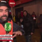 El reportero de 'El Intermedio', Javier Bastida, recibe insultos homófobos durante las protestas en Ferraz.