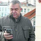 El número tres del PSOE, frente al hotel de Bruselas en el que se aloja desde hace días.